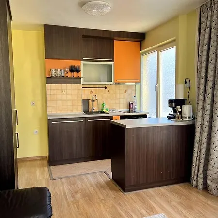 Lovely 2-bedroom Unit In Апартамент София
