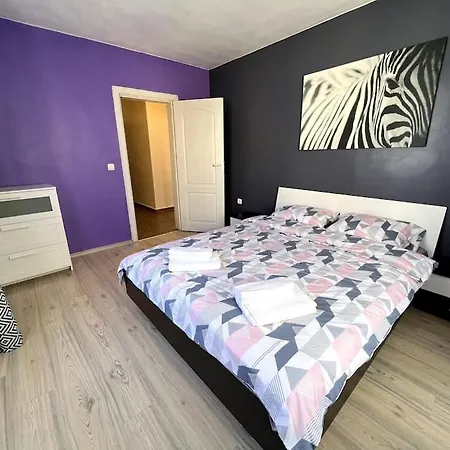 Апартамент Lovely 2-bedroom Unit In София