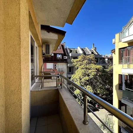 Lovely 2-bedroom Unit In *