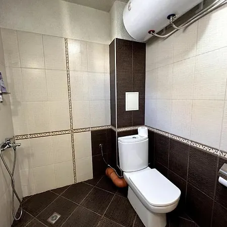 Lovely 2-bedroom Unit In *