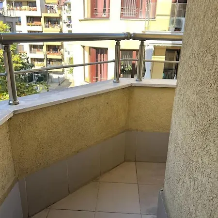 Lovely 2-bedroom Unit In *