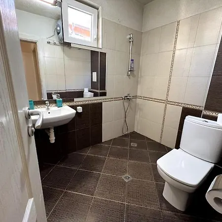 Lovely 2-bedroom Unit In 公寓 *