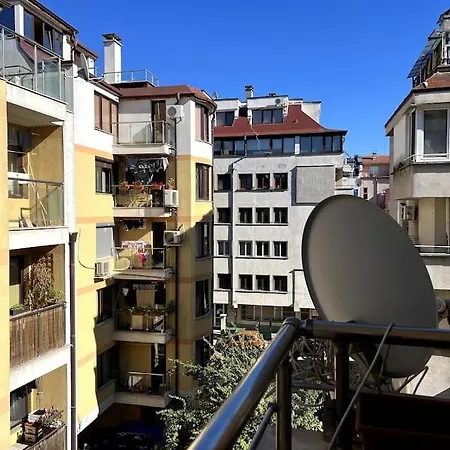 Lovely 2-bedroom Unit In *